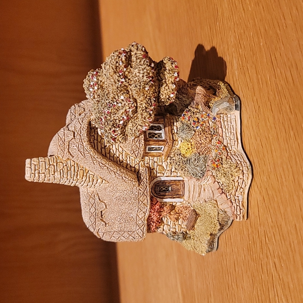 Lilliput Lane "Beehive Cottage" Collectible cottage.